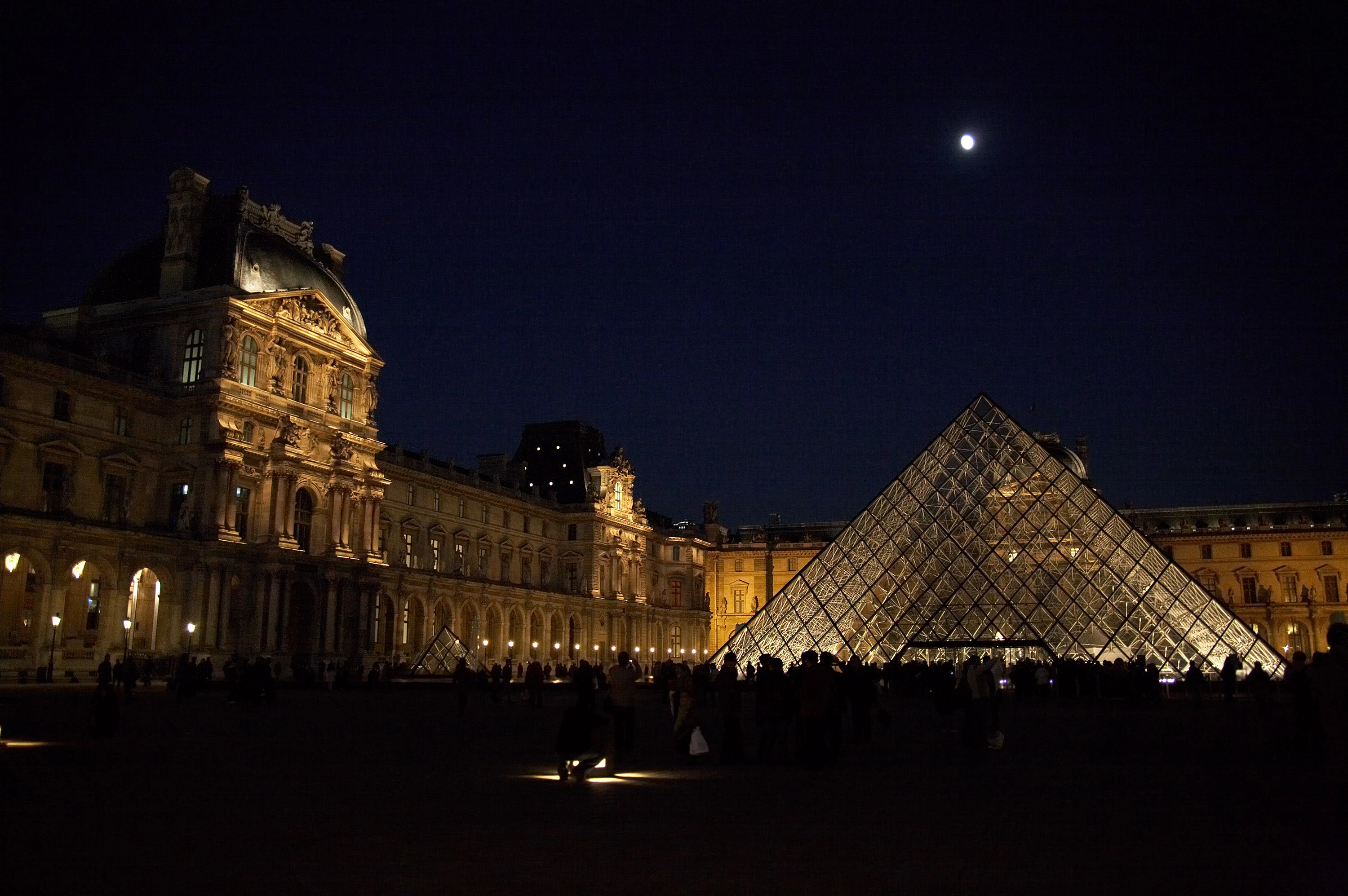 Visit louvre. Лувр музей. Франция дворец Лувр. Лувр Питер. Ночной Лувр.