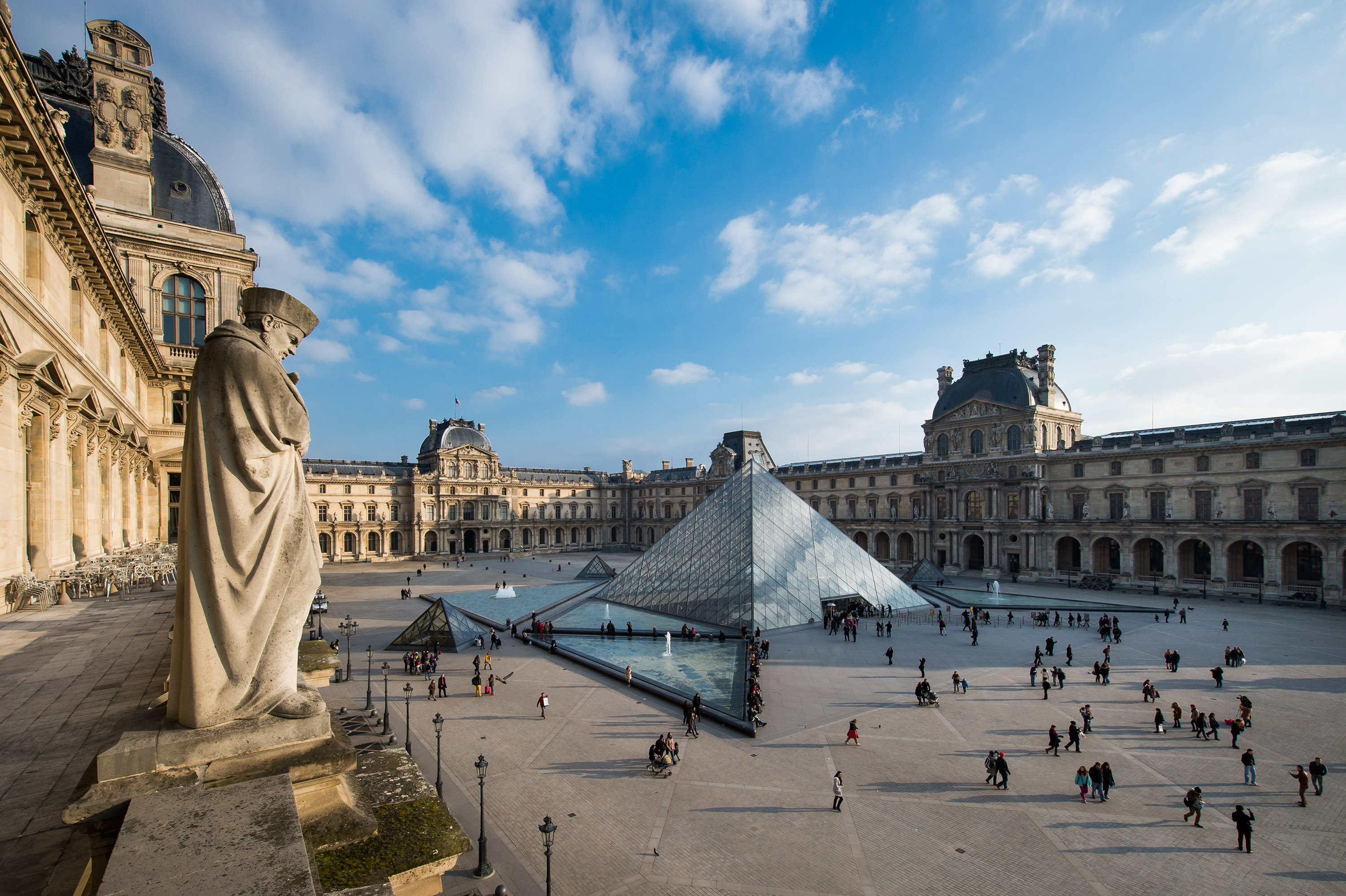 Cour Napoleon Et Pyramide 