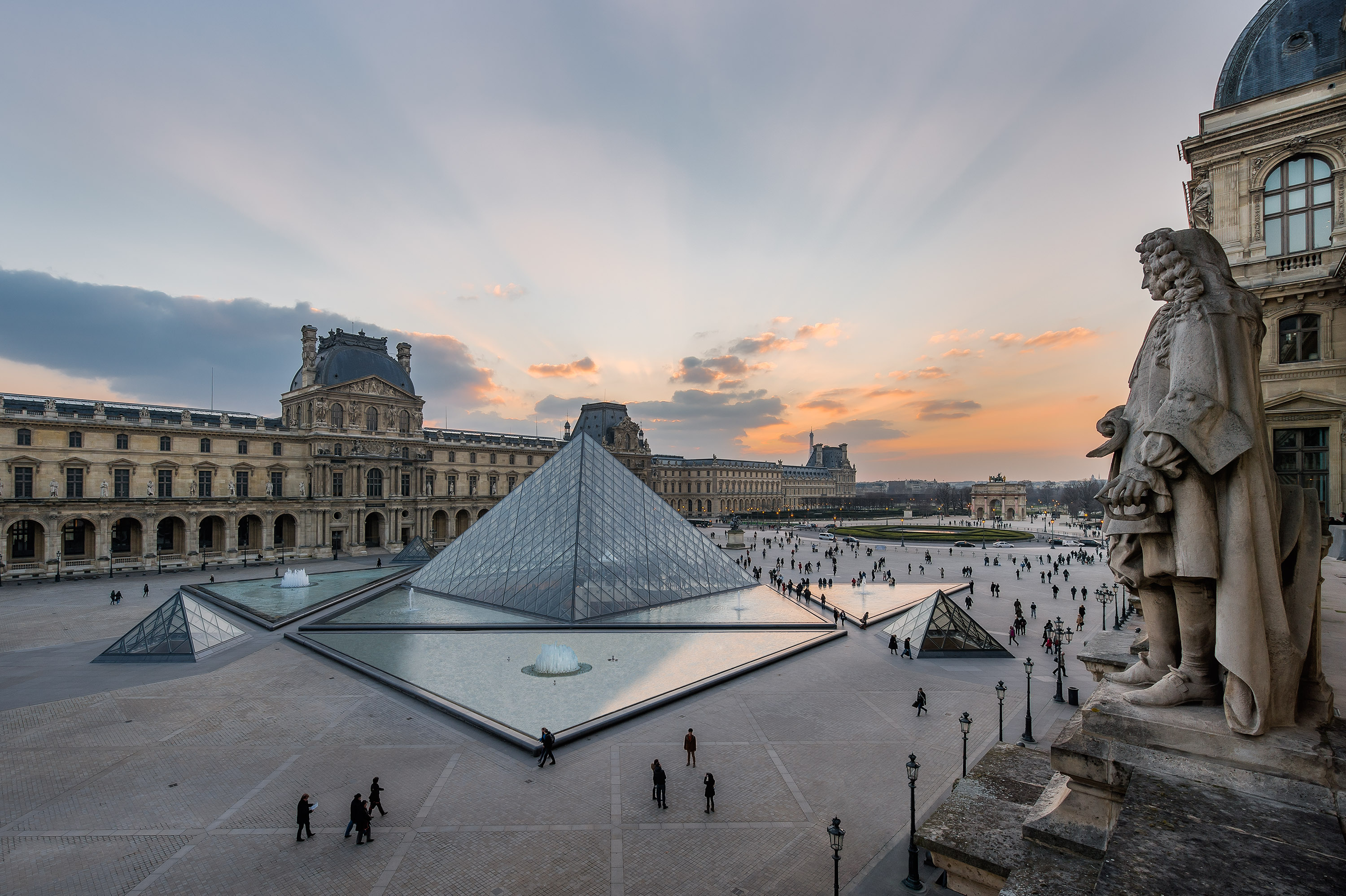 Cour Napoleon Et Pyramide 1 