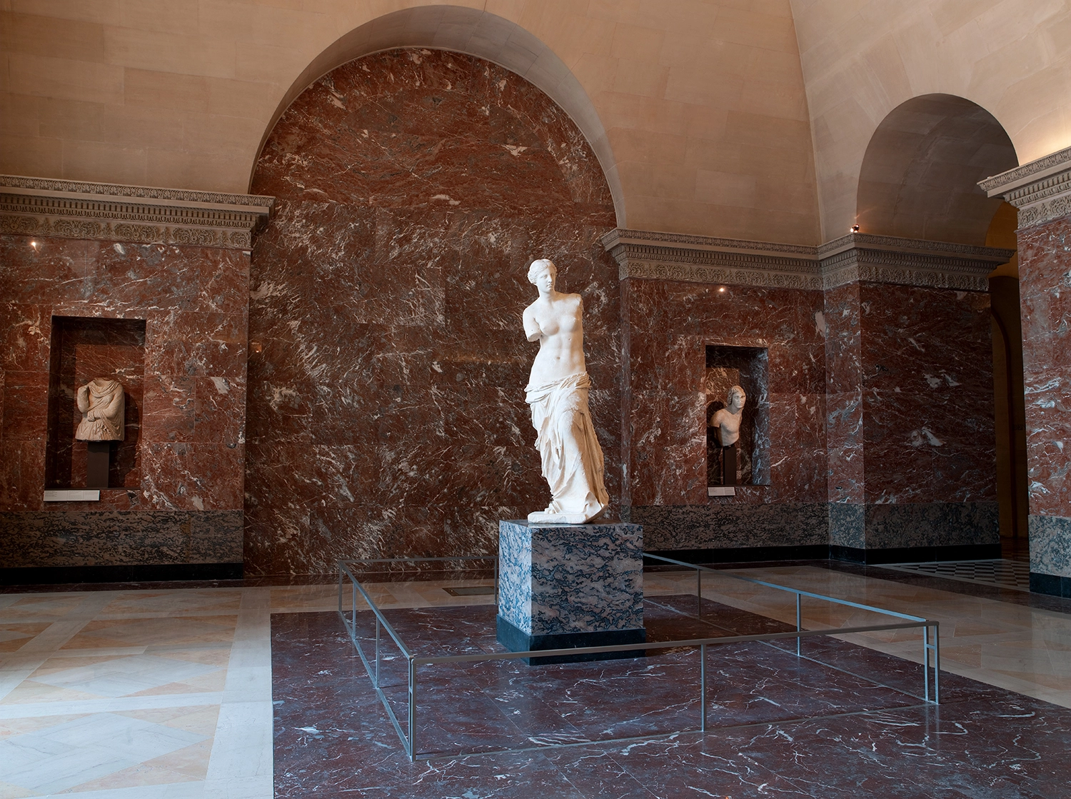 female sculpture louvre