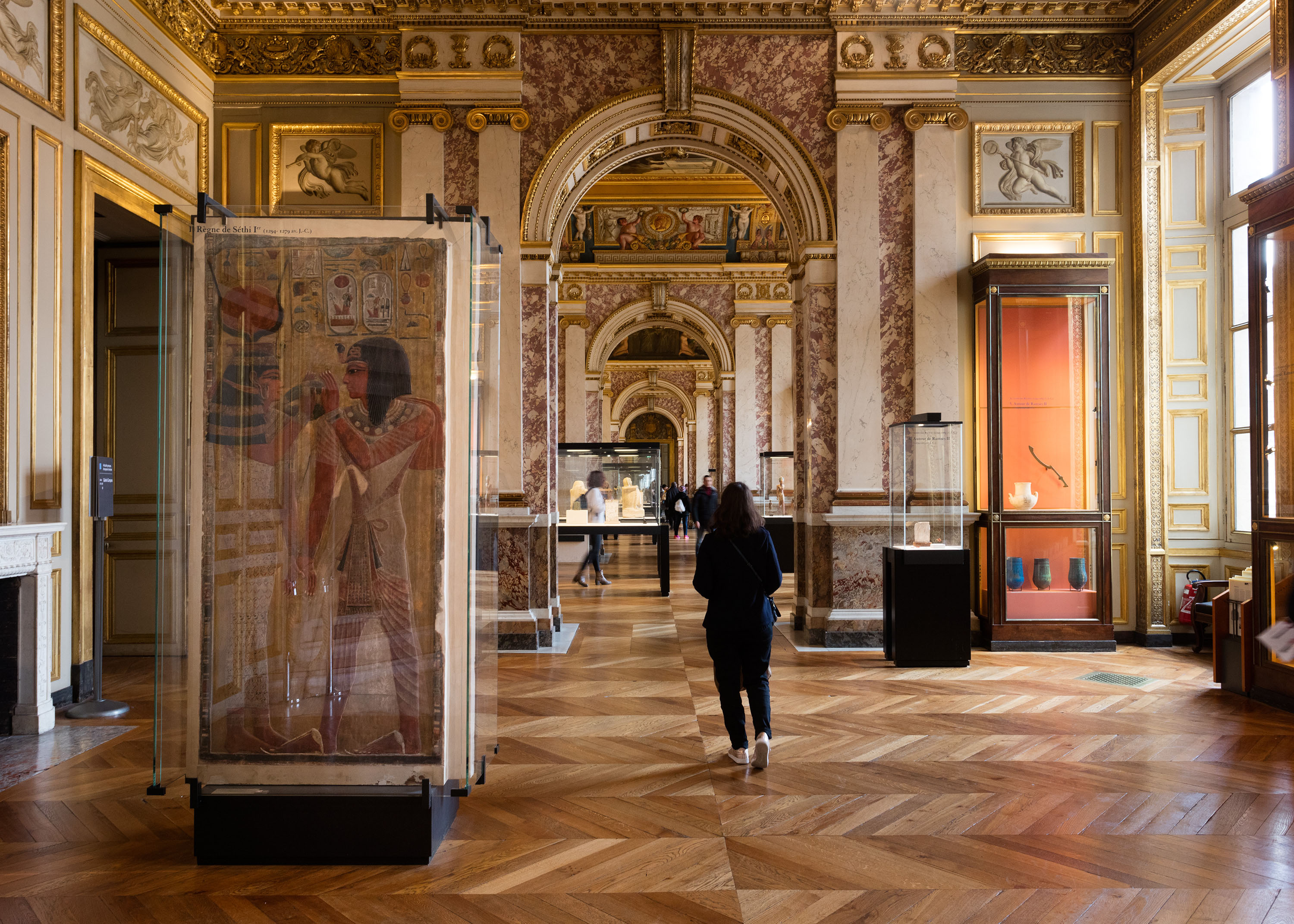 museum interior louvre