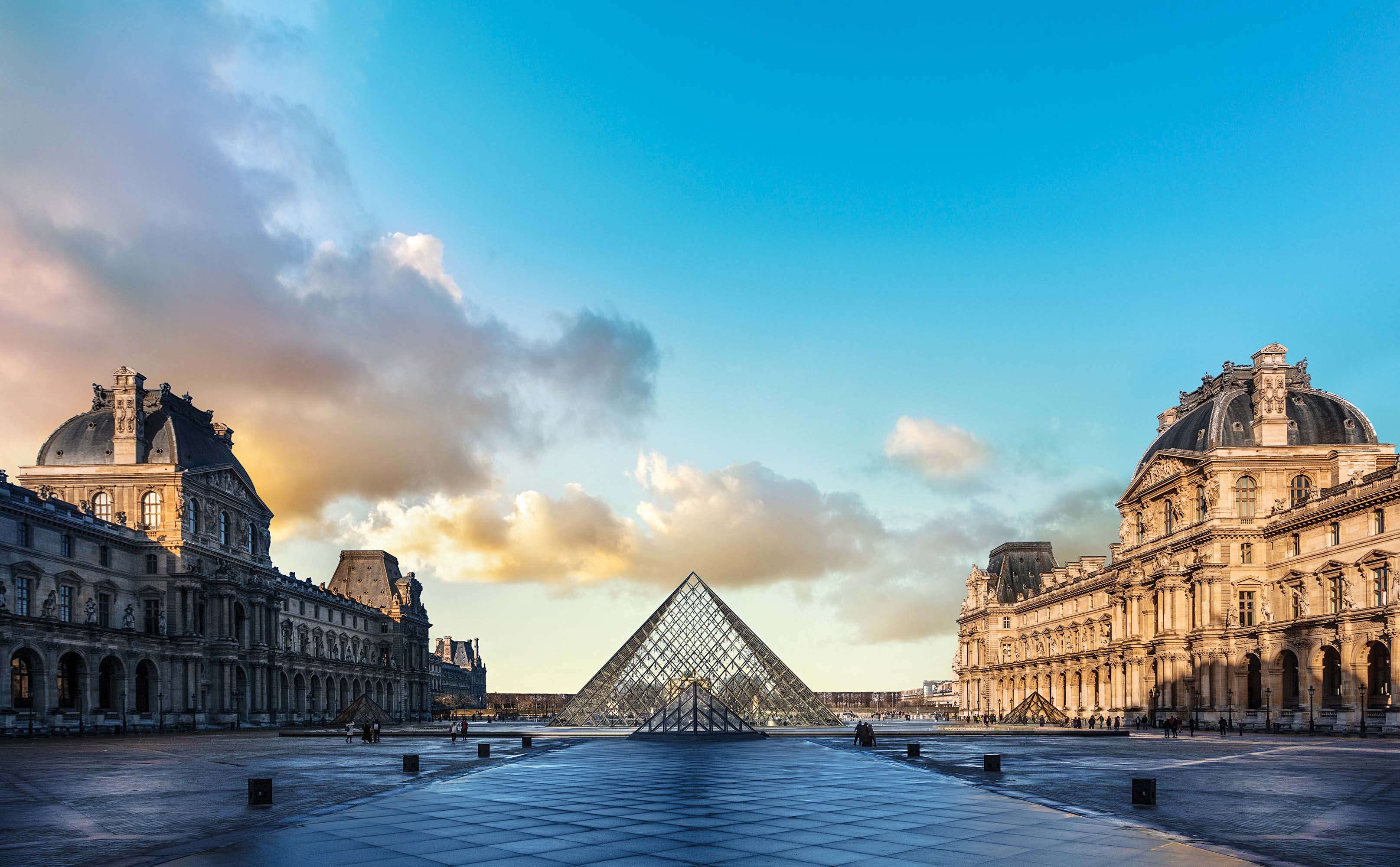 Vue De La Pyramide Du Louvre 1 