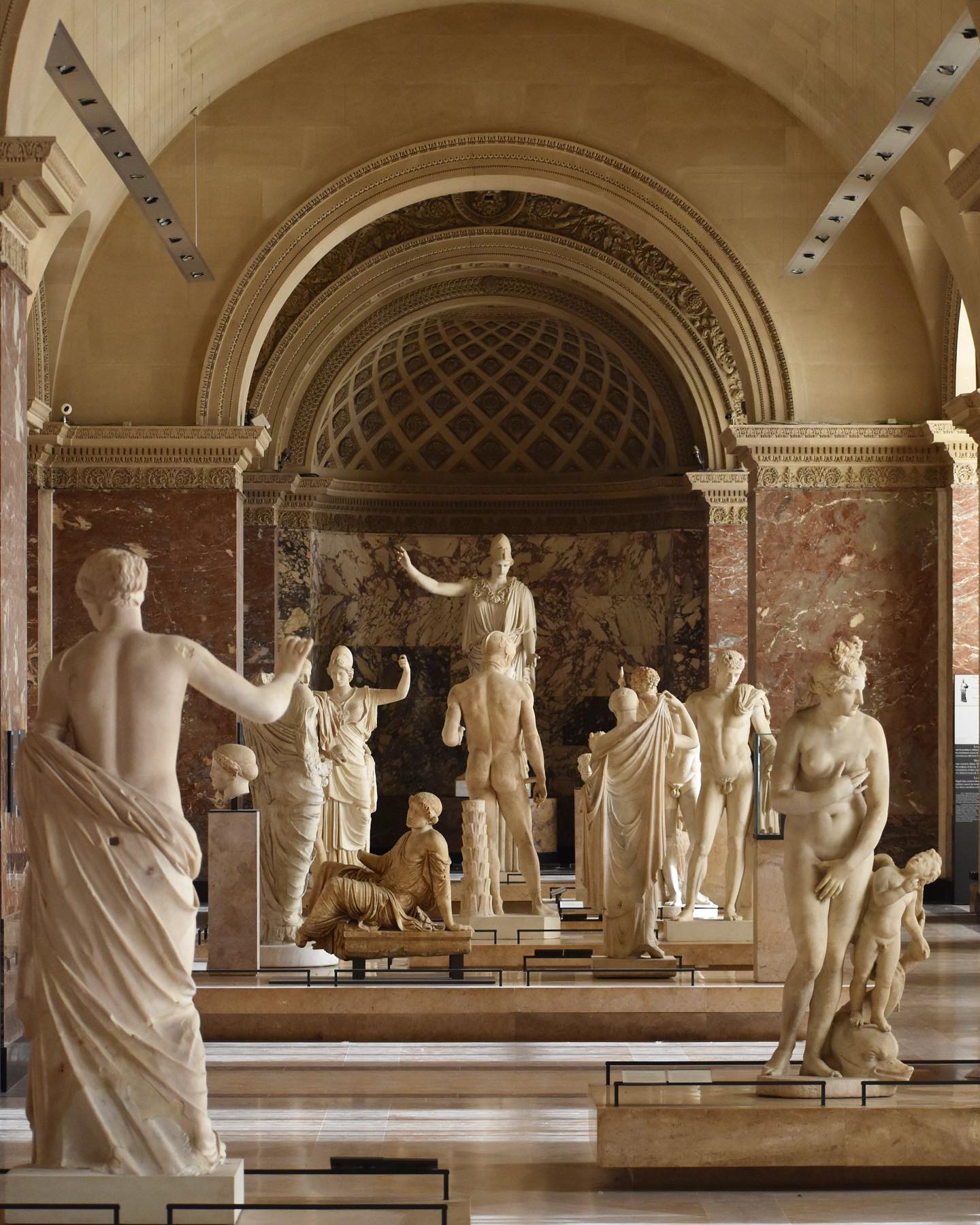 Louvre] Les cadres sortent de leur réserve